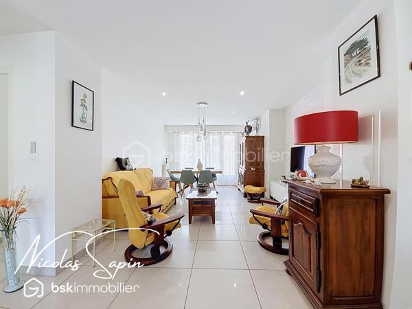 Grenoble 34 rue Gay Lussac, en Exclusivité avec Nicolas SAPIN(ei)
Venez découvrir ce bel appartement niché au 3ème étage sur 6 avec ascenseur.
Vous saurez apprécier la rénovation complète avec des matériaux de qualité.
Vous disposerez d'une spacieuse pièce de vie climatisée, avec cuisine entièrement équipée donnant accès à deux balcons (Nord /Sud).
Egalement deux grandes chambres avec placards dont une climatisée, une salle d'eau et un toilette séparée.
Pour votre confort: double vitrage, volets électriques, cuisine SCHMIDT, double balcon.
Une cave complète ce bien.
Un garage est possible en supplément au prix de 20 000€.