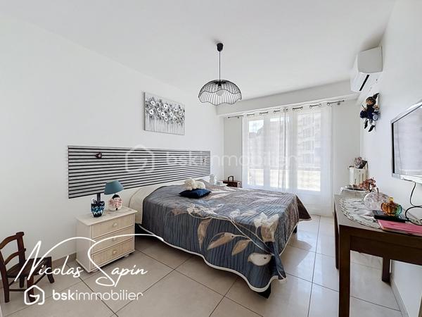 Grenoble 34 rue Gay Lussac, en Exclusivité avec Nicolas SAPIN(ei)
Venez découvrir ce bel appartement niché au 3ème étage sur 6 avec ascenseur.
Vous saurez apprécier la rénovation complète avec des matériaux de qualité.
Vous disposerez d'une spacieuse pièce de vie climatisée, avec cuisine entièrement équipée donnant accès à deux balcons (Nord /Sud).
Egalement deux grandes chambres avec placards dont une climatisée, une salle d'eau et un toilette séparée.
Pour votre confort: double vitrage, volets électriques, cuisine SCHMIDT, double balcon.
Une cave complète ce bien.
Un garage est possible en supplément au prix de 20 000€.