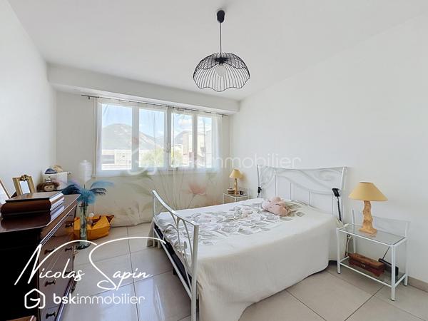 Grenoble 34 rue Gay Lussac, en Exclusivité avec Nicolas SAPIN(ei)
Venez découvrir ce bel appartement niché au 3ème étage sur 6 avec ascenseur.
Vous saurez apprécier la rénovation complète avec des matériaux de qualité.
Vous disposerez d'une spacieuse pièce de vie climatisée, avec cuisine entièrement équipée donnant accès à deux balcons (Nord /Sud).
Egalement deux grandes chambres avec placards dont une climatisée, une salle d'eau et un toilette séparée.
Pour votre confort: double vitrage, volets électriques, cuisine SCHMIDT, double balcon.
Une cave complète ce bien.
Un garage est possible en supplément au prix de 20 000€.