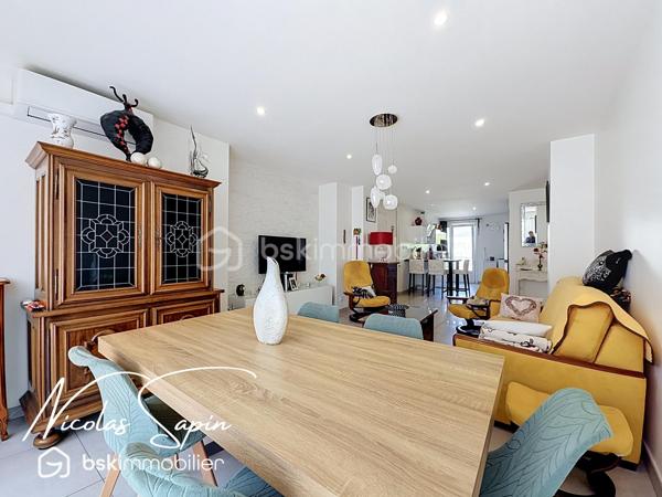 Grenoble 34 rue Gay Lussac, en Exclusivité avec Nicolas SAPIN(ei)
Venez découvrir ce bel appartement niché au 3ème étage sur 6 avec ascenseur.
Vous saurez apprécier la rénovation complète avec des matériaux de qualité.
Vous disposerez d'une spacieuse pièce de vie climatisée, avec cuisine entièrement équipée donnant accès à deux balcons (Nord /Sud).
Egalement deux grandes chambres avec placards dont une climatisée, une salle d'eau et un toilette séparée.
Pour votre confort: double vitrage, volets électriques, cuisine SCHMIDT, double balcon.
Une cave complète ce bien.
Un garage est possible en supplément au prix de 20 000€.