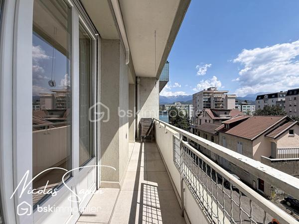 Grenoble 34 rue Gay Lussac, en Exclusivité avec Nicolas SAPIN(ei)
Venez découvrir ce bel appartement niché au 3ème étage sur 6 avec ascenseur.
Vous saurez apprécier la rénovation complète avec des matériaux de qualité.
Vous disposerez d'une spacieuse pièce de vie climatisée, avec cuisine entièrement équipée donnant accès à deux balcons (Nord /Sud).
Egalement deux grandes chambres avec placards dont une climatisée, une salle d'eau et un toilette séparée.
Pour votre confort: double vitrage, volets électriques, cuisine SCHMIDT, double balcon.
Une cave complète ce bien.
Un garage est possible en supplément au prix de 20 000€.