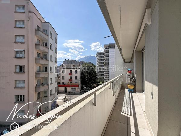 Grenoble 34 rue Gay Lussac, en Exclusivité avec Nicolas SAPIN(ei)
Venez découvrir ce bel appartement niché au 3ème étage sur 6 avec ascenseur.
Vous saurez apprécier la rénovation complète avec des matériaux de qualité.
Vous disposerez d'une spacieuse pièce de vie climatisée, avec cuisine entièrement équipée donnant accès à deux balcons (Nord /Sud).
Egalement deux grandes chambres avec placards dont une climatisée, une salle d'eau et un toilette séparée.
Pour votre confort: double vitrage, volets électriques, cuisine SCHMIDT, double balcon.
Une cave complète ce bien.
Un garage est possible en supplément au prix de 20 000€.