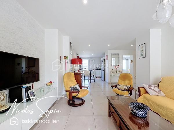 Grenoble 34 rue Gay Lussac, en Exclusivité avec Nicolas SAPIN(ei)
Venez découvrir ce bel appartement niché au 3ème étage sur 6 avec ascenseur.
Vous saurez apprécier la rénovation complète avec des matériaux de qualité.
Vous disposerez d'une spacieuse pièce de vie climatisée, avec cuisine entièrement équipée donnant accès à deux balcons (Nord /Sud).
Egalement deux grandes chambres avec placards dont une climatisée, une salle d'eau et un toilette séparée.
Pour votre confort: double vitrage, volets électriques, cuisine SCHMIDT, double balcon.
Une cave complète ce bien.
Un garage est possible en supplément au prix de 20 000€.