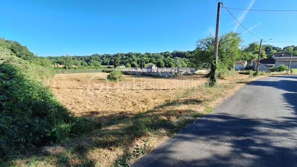 Découvrez ce terrain constructible  de 2132 m², idéalement situé dans le bourg  de Voulême (86400), dans le département de la Vienne en Nouvelle-Aquitaine. Ce terrain vous offre l’opportunité parfaite pour concrétiser votre projet de construction de maison. Profitez d’un environnement paisible. Voulême est une charmante commune qui bénéficie d’un cadre de vie très agréable, proche de la nature et à proximité de la Charente. Les amoureux de la nature apprécieront les balades en plein air et les activités récréatives offertes par la région. Cette localisation stratégique vous garantit un accès facile aux principales routes et aux villes environnantes, augmentant ainsi le potentiel de votre futur projet immobilier. Ne manquez pas cette occasion unique d’acquérir un terrain offrant de multiples possibilités de construction et un cadre de vie agréable.