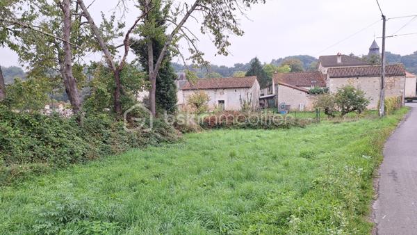 Découvrez ce terrain constructible  de 2132 m², idéalement situé dans le bourg  de Voulême (86400), dans le département de la Vienne en Nouvelle-Aquitaine. Ce terrain vous offre l’opportunité parfaite pour concrétiser votre projet de construction de maison. Profitez d’un environnement paisible. Voulême est une charmante commune qui bénéficie d’un cadre de vie très agréable, proche de la nature et à proximité de la Charente. Les amoureux de la nature apprécieront les balades en plein air et les activités récréatives offertes par la région. Cette localisation stratégique vous garantit un accès facile aux principales routes et aux villes environnantes, augmentant ainsi le potentiel de votre futur projet immobilier. Ne manquez pas cette occasion unique d’acquérir un terrain offrant de multiples possibilités de construction et un cadre de vie agréable.