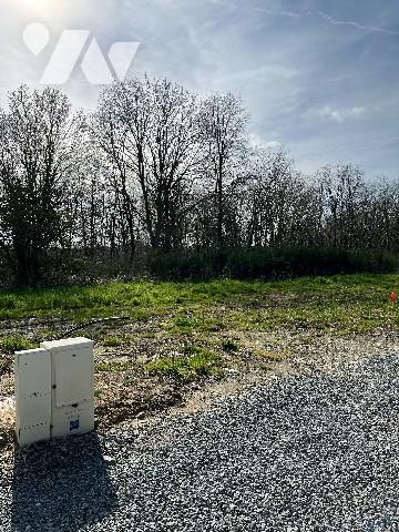 Cadre bucolique et coeur de bourg pour ce terrain à bâtir de 337m², viabilisé, avec SDP 150m².