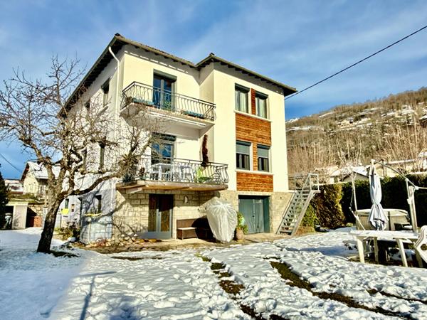 A VENDRE : GRANDE MAISON FAMILIALE AVEC APPARTEMENT LOUÉ ET STUDIO INDÉPENDANT