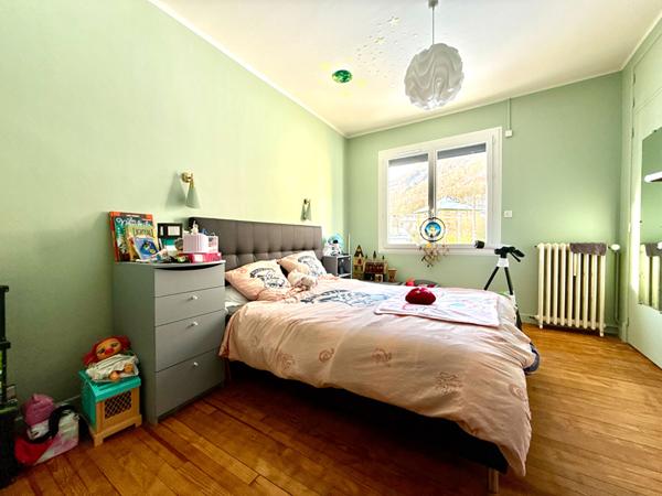 A VENDRE : GRANDE MAISON FAMILIALE AVEC APPARTEMENT LOUÉ ET STUDIO INDÉPENDANT