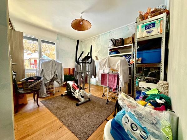 A VENDRE : GRANDE MAISON FAMILIALE AVEC APPARTEMENT LOUÉ ET STUDIO INDÉPENDANT