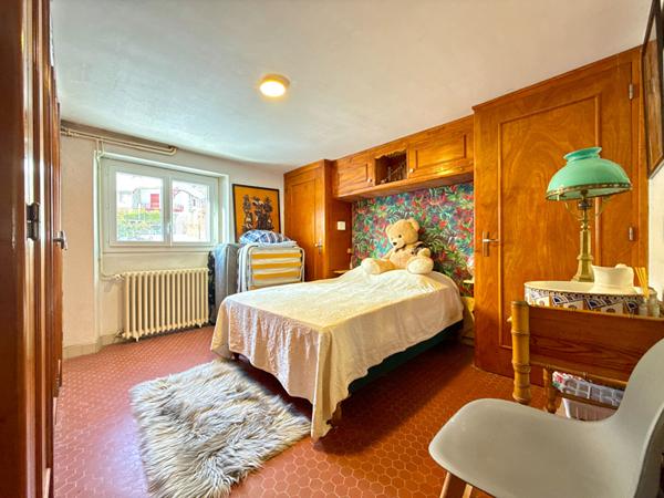 A VENDRE : GRANDE MAISON FAMILIALE AVEC APPARTEMENT LOUÉ ET STUDIO INDÉPENDANT