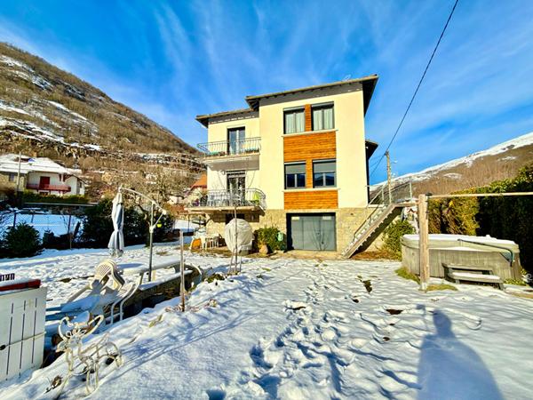 A VENDRE : GRANDE MAISON FAMILIALE AVEC APPARTEMENT LOUÉ ET STUDIO INDÉPENDANT