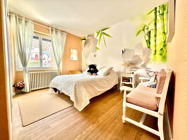 A VENDRE : GRANDE MAISON FAMILIALE AVEC APPARTEMENT LOUÉ ET STUDIO INDÉPENDANT