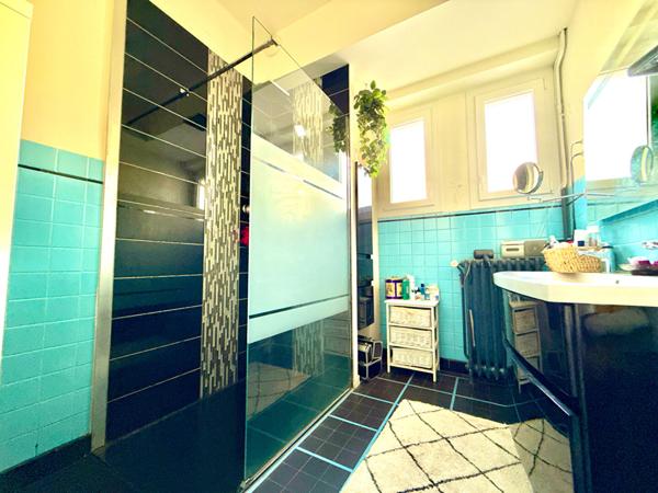 A VENDRE : GRANDE MAISON FAMILIALE AVEC APPARTEMENT LOUÉ ET STUDIO INDÉPENDANT