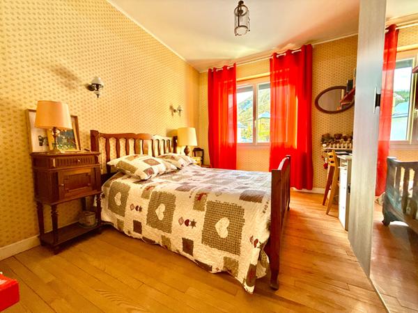 A VENDRE : GRANDE MAISON FAMILIALE AVEC APPARTEMENT LOUÉ ET STUDIO INDÉPENDANT