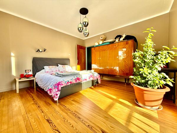 A VENDRE : GRANDE MAISON FAMILIALE AVEC APPARTEMENT LOUÉ ET STUDIO INDÉPENDANT