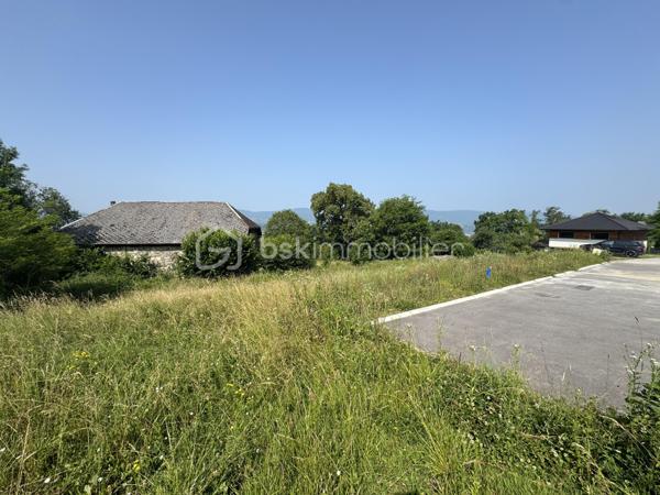 Et si votre rêve de maison devenait enfin accessible ? 🏠
📍 Situé au cœur de Boussy, dans le lotissement résidentiel "Les Jardins d'Alpigny", ce terrain de 538 m² est l’occasion parfaite de concrétiser votre projet de construction, à prix malin 💰

✅ Entièrement viabilisé, il est prêt à accueillir votre future maison.
🌿 Légèrement en pente, il offre de belles possibilités d'aménagement : sous-sol, garage semi-enterré, maison en demi-niveau... laissez parler votre imagination !

🌳 Environnement paisible, entouré de verdure, sans nuisance.
📍 Un secteur recherché pour son calme et sa proximité avec :

🚗 L’A41 et A410 (vers Annecy, Aix-les-Bains, Rumilly…)
🛍️ Commerces, écoles et commodités à quelques minutes.
💡 Vous cherchez un cadre serein sans exploser votre budget ? Ce terrain est fait pour vous.

👉 D’autres parcelles disponibles, contactez-moi pour connaître les meilleures options encore disponibles !

📞 Parlons ensemble de votre futur chez-vous 🌟