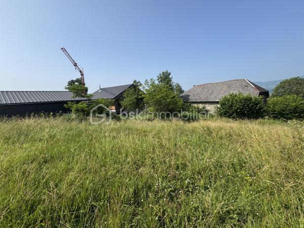 Et si votre rêve de maison devenait enfin accessible ? 🏠
📍 Situé au cœur de Boussy, dans le lotissement résidentiel "Les Jardins d'Alpigny", ce terrain de 538 m² est l’occasion parfaite de concrétiser votre projet de construction, à prix malin 💰

✅ Entièrement viabilisé, il est prêt à accueillir votre future maison.
🌿 Légèrement en pente, il offre de belles possibilités d'aménagement : sous-sol, garage semi-enterré, maison en demi-niveau... laissez parler votre imagination !

🌳 Environnement paisible, entouré de verdure, sans nuisance.
📍 Un secteur recherché pour son calme et sa proximité avec :

🚗 L’A41 et A410 (vers Annecy, Aix-les-Bains, Rumilly…)
🛍️ Commerces, écoles et commodités à quelques minutes.
💡 Vous cherchez un cadre serein sans exploser votre budget ? Ce terrain est fait pour vous.

👉 D’autres parcelles disponibles, contactez-moi pour connaître les meilleures options encore disponibles !

📞 Parlons ensemble de votre futur chez-vous 🌟