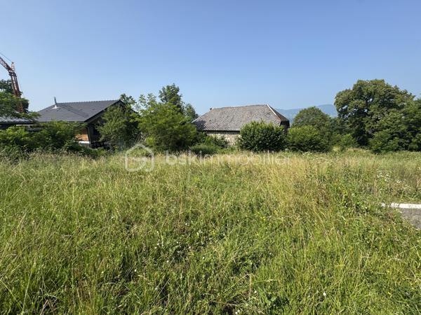 Et si votre rêve de maison devenait enfin accessible ? 🏠
📍 Situé au cœur de Boussy, dans le lotissement résidentiel "Les Jardins d'Alpigny", ce terrain de 538 m² est l’occasion parfaite de concrétiser votre projet de construction, à prix malin 💰

✅ Entièrement viabilisé, il est prêt à accueillir votre future maison.
🌿 Légèrement en pente, il offre de belles possibilités d'aménagement : sous-sol, garage semi-enterré, maison en demi-niveau... laissez parler votre imagination !

🌳 Environnement paisible, entouré de verdure, sans nuisance.
📍 Un secteur recherché pour son calme et sa proximité avec :

🚗 L’A41 et A410 (vers Annecy, Aix-les-Bains, Rumilly…)
🛍️ Commerces, écoles et commodités à quelques minutes.
💡 Vous cherchez un cadre serein sans exploser votre budget ? Ce terrain est fait pour vous.

👉 D’autres parcelles disponibles, contactez-moi pour connaître les meilleures options encore disponibles !

📞 Parlons ensemble de votre futur chez-vous 🌟
