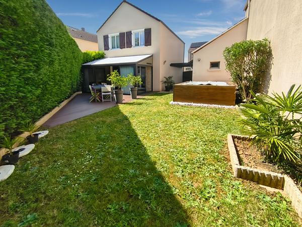 À VENDRE Maison familiale avec jardin et piscine à Vert-Saint-Denis