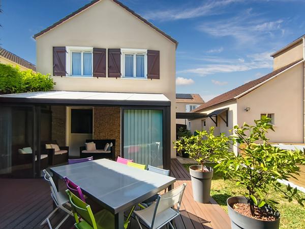 À VENDRE Maison familiale avec jardin et piscine à Vert-Saint-Denis