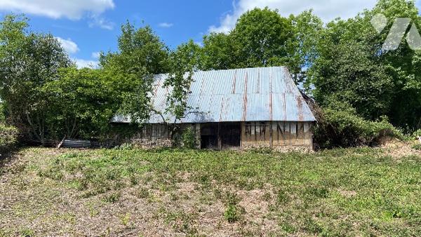 SAINT LEGER DE ROTES Petite corp de ferme à restaurer