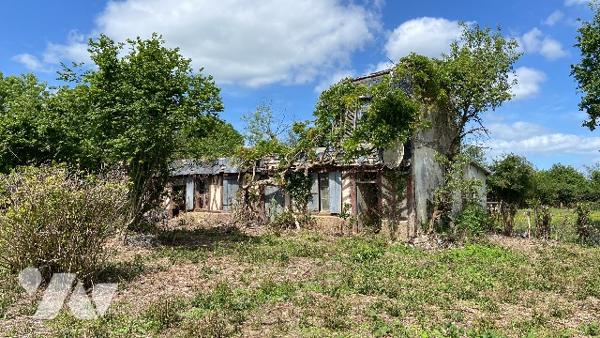 SAINT LEGER DE ROTES Petite corp de ferme à restaurer