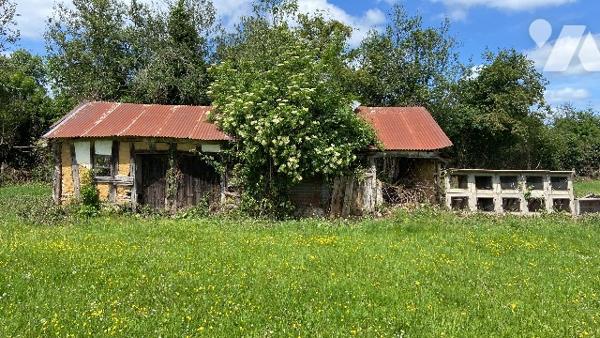 SAINT LEGER DE ROTES Petite corp de ferme à restaurer