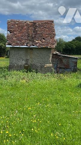 SAINT LEGER DE ROTES Petite corp de ferme à restaurer