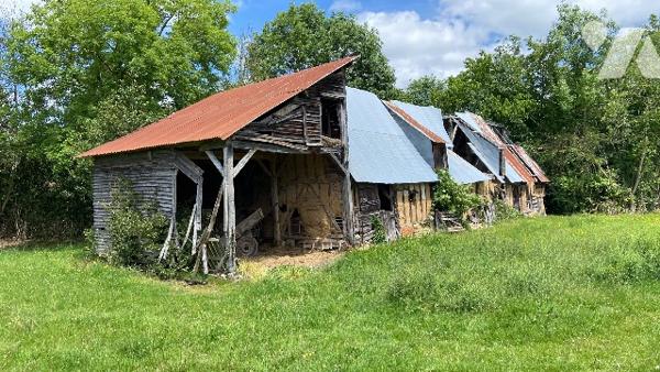 SAINT LEGER DE ROTES Petite corp de ferme à restaurer