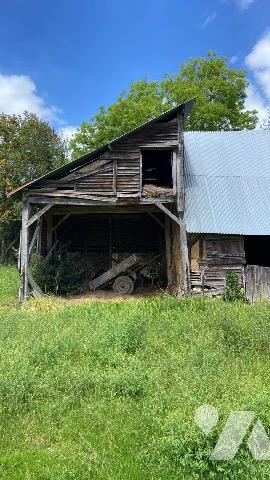 SAINT LEGER DE ROTES Petite corp de ferme à restaurer