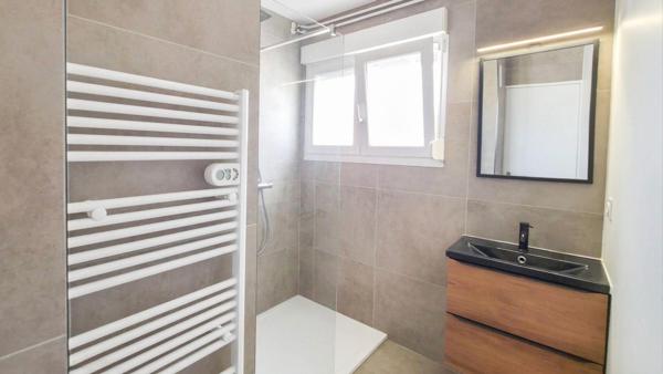 Beau T3 rénové 70 m² - Dernier étage à Florange