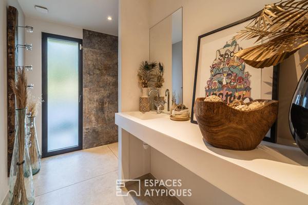 Propriété d’exception: villa contemporaine, les pieds dans l’eau