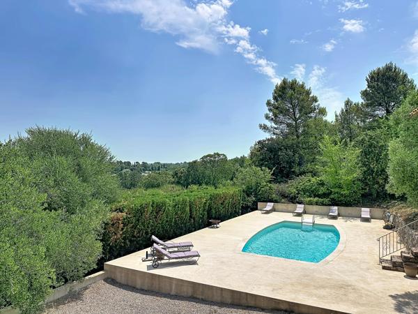 Proche du village de Lorgues avec vue dégagée et piscine