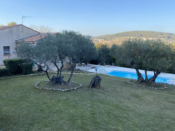 Proche du village de Lorgues avec vue dégagée et piscine
