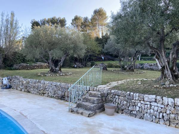 Proche du village de Lorgues avec vue dégagée et piscine