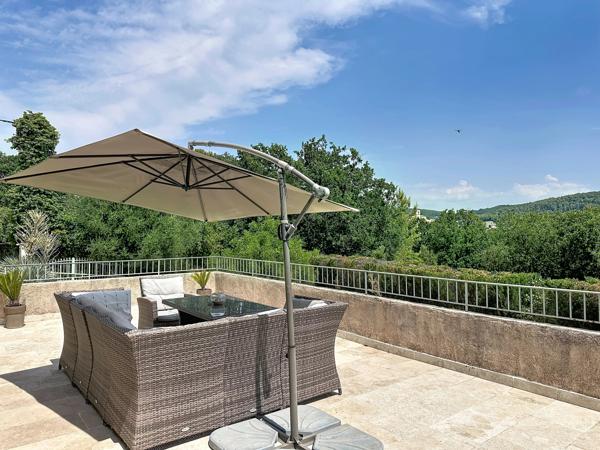 Proche du village de Lorgues avec vue dégagée et piscine