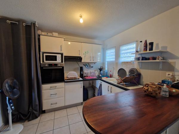 Moule (97160) À vendre - Villa mitoyenne au Moule avec locataire en place
