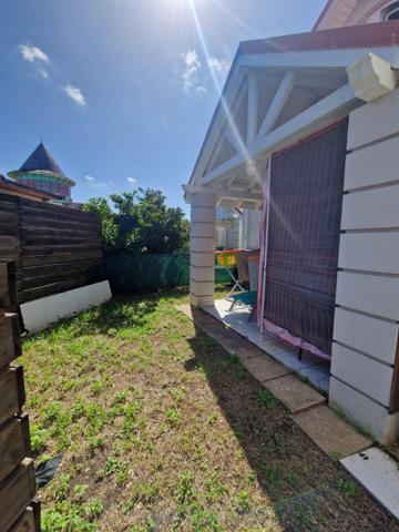 Moule (97160) À vendre - Villa mitoyenne au Moule avec locataire en place