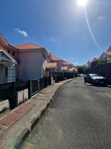 Moule (97160) À vendre - Villa mitoyenne au Moule avec locataire en place