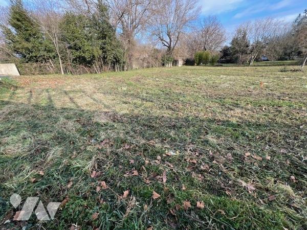 LA ROUVIERE - Terrain â bâtir de 548 m² libre de constructeur, avec les viabilisations en bordure.
