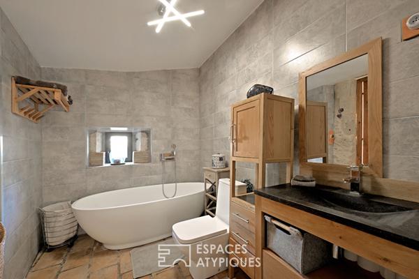 Esprit loft dans un ancien chai avec jardin et piscine à 20 min d’Uzès