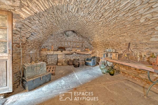 Esprit loft dans un ancien chai avec jardin et piscine à 20 min d’Uzès