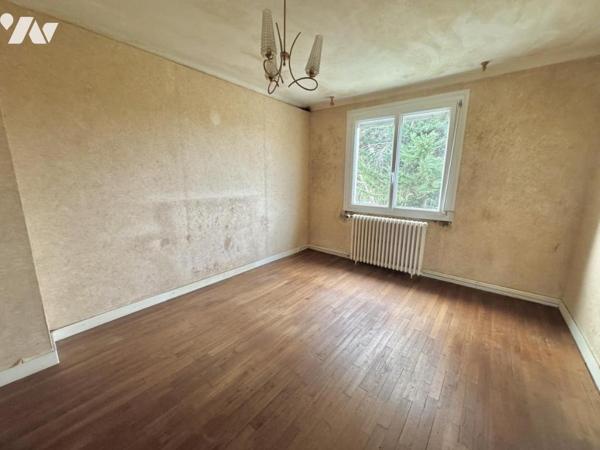 Maison à Donges avec nombreuses dépendances et grand terrain