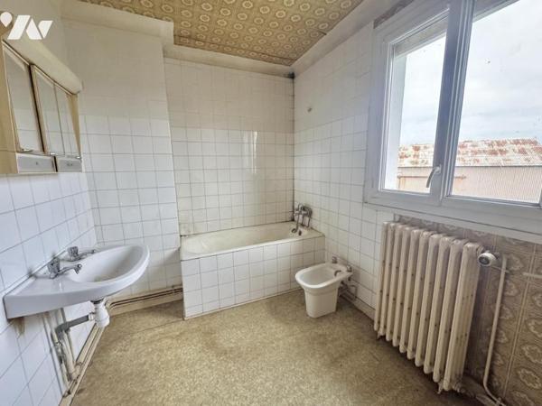 Maison à Donges avec nombreuses dépendances et grand terrain