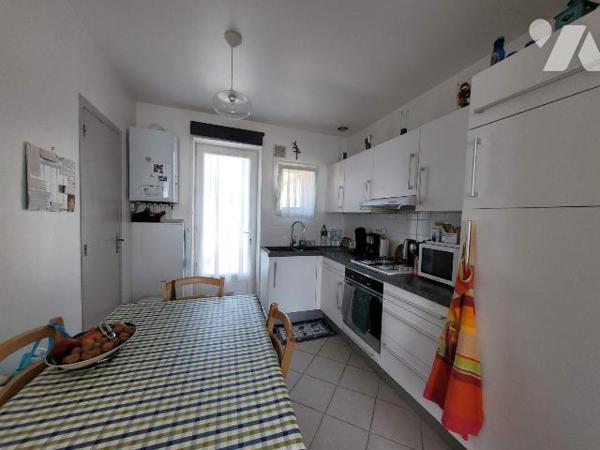 Proche du Dernier Sou, jolie petite maison de 51 m2 avec jardin et garage. 

Au rez-de-chauss...