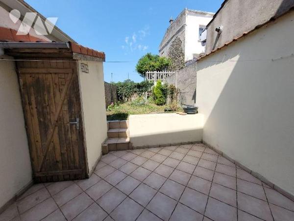 Proche du Dernier Sou, jolie petite maison de 51 m2 avec jardin et garage. 

Au rez-de-chauss...