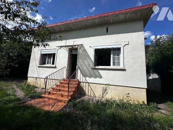 Maison d'habitation comprenant une entrée sur cuisine, salon, une chambre et une salle d'eau av...