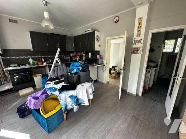 Maison d'habitation comprenant une entrée sur cuisine, salon, une chambre et une salle d'eau av...