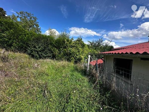 Maison d'habitation comprenant une entrée sur cuisine, salon, une chambre et une salle d'eau av...