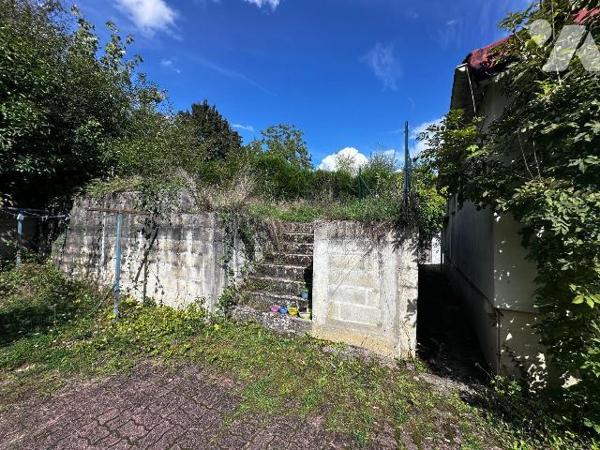 Maison d'habitation comprenant une entrée sur cuisine, salon, une chambre et une salle d'eau av...